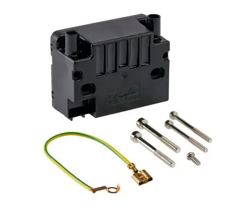 Zündgerät von Danfoss, bestehend aus schwarzem Gehäuse mit Anschlüssen, vier Schrauben und einer Erdungsklemme in unterschiedlichen Farben.